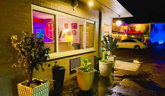 Hotel Royal Oak (Jones Motel, Jones Royal Motor Inn) - Web Listing (newer photo)